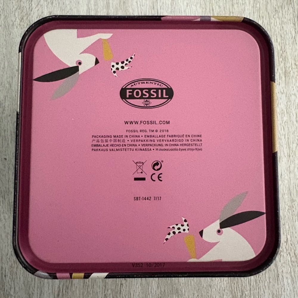 Fossil Pink Tin with Rabbit Design - Picture 6 of 13